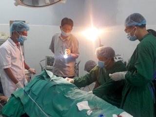 Quân y đảo Thổ Chu cấp cứu kịp thời bệnh nhân bị sốc do vết thương thấu ngực tràn máu tràn khí khoang màng phổi và vết thương vùng đỉnh đầu