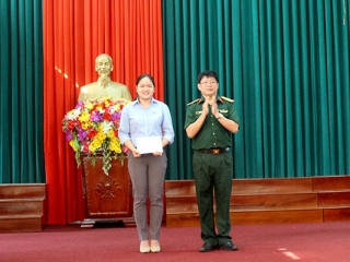 Cô gái Tài chính Bệnh viện quân y 120 trả lại tiền cho người đánh mất