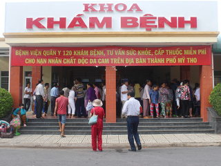 Khám bệnh, cấp thuốc miễn phí­ cho nạn nhân chất độc da cam