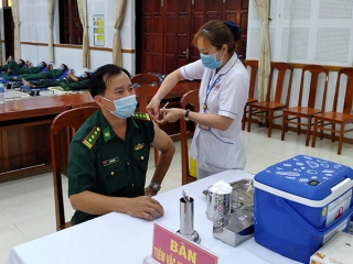 Video Tiêm vắc xin phòng covid-19 cho lực lượng vũ trang các đơn vị Sông Tiền