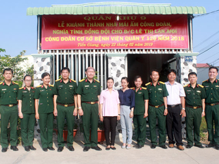 Bàn giao nhà “Mái ấm Công đoàn” cho Y sỹ Lê Thị Lan Anh