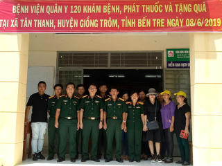 Khám bệnh, cấp thuốc, tặng quà miễn phí cho đối tượng chính sách ở Giồng Trôm và Gò Công Tây
