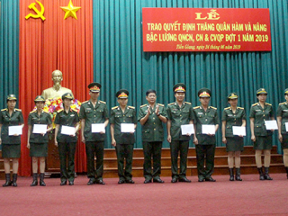 Lễ trao quyết định thăng quân hàm. nâng lương QNCN, CNVQP đợt I năm 2019