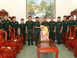 Thủ Trưởng Bộ Tư lệnh Quân khu thăm và chúc tết đơn vị