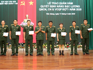 Lễ trao quyết định thăng quân hàm, năng lương QNCN, CN &VCQP đợt I năm 2020