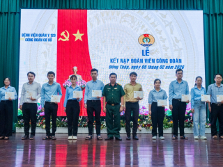 TỔ CHỨC LỄ KẾT NẠP ĐOÀN VIÊN CÔNG ĐOÀN VÀ HỌP MẶT THĂM HỎI, TẶNG QUÀ CHO CÁN BỘ, ĐOÀN VIÊN CÔNG ĐOÀN NHÂN DỊP TẾT NGUYÊN ĐÁN BÍNH NGỌ 2026