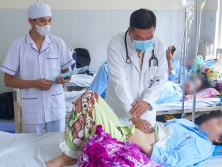 TẬN TÂM CỨU CHỮA, GIÚP NHIỀU BỆNH NHÂN NGỘ ĐỘC THỰC PHẨM PHỤC HỒI SỨC KHỎE.