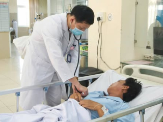 TỪ LIỆT NỬA NGƯỜI ĐẾN GẦN NHƯ BÌNH THƯỜNG SAU 1 GIỜ ĐIỀU TRỊ TÍCH CỰC