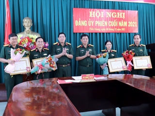 Hội nghị Đảng ủy phiên cuối năm và trao huy hiệu 30 năm tuổi đảng