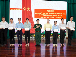 Trao quyết định nghỉ chờ chính sách đối với QNCN và tuyển dụng chính thức đối với CNV
