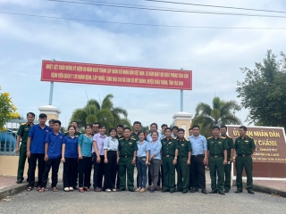 Khám bệnh giúp dân ở xã Mỹ Chánh, huyện Châu Thành, tỉnh Trà Vinh