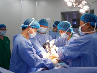 Lần đầu tiên phẫu thuật thành công ca mổ thay khớp gối thoái hóa nặng