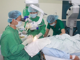 Cấp cứu, điều trị thành công case lâm sàng bỏng nặng 2 mắt do acid