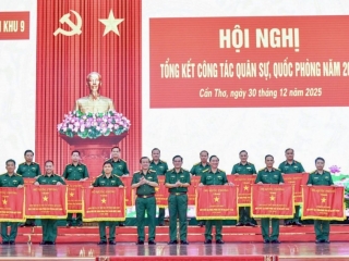 Bộ Quốc phòng tặng cờ đơn vị xuất sắc cho Bệnh viện Quân y 120