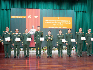 TRAO QUYẾT ĐỊNH NÂNG BẬC LƯƠNG VÀ THĂNG QUÂN HÀM ĐỢT 1 NĂM 2025