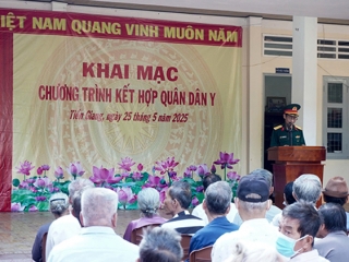 PHỐI HỢP THỰC HIỆN CHƯƠNG TRÌNH KẾT HỢP “QUÂN - DÂN Y” 