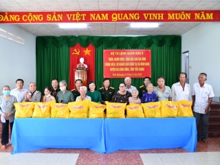 Bộ Tư lệnh Quân khu 9 thăm, khám bệnh, tặng quà gia đình chính sách, hộ nghèo 