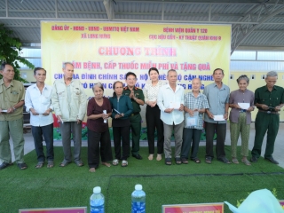 TỔ CHỨC KHÁM BỆNH, CẤP THUỐC MIỄN PHÍ TẶNG QUÀ CHO CÁC GIA ĐÌNH CHÍNH SÁCH, THƯƠNG BINH, LIỆT SĨ, NGƯỜI CÓ CÔNG VỚI CÁCH MẠNG, HỘ NGHÈO TRÊN ĐỊA BÀN XÃ LONG HƯNG, TP. CẦN THƠ.