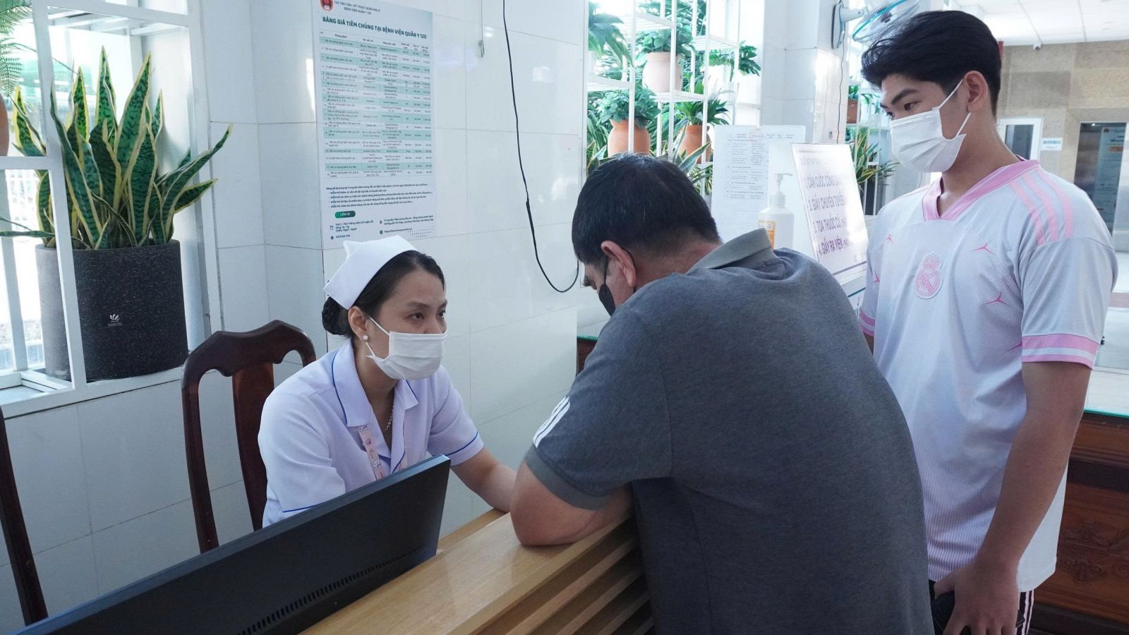 Điều dưỡng đang đăng ký khám bệnh cho bệnh nhân